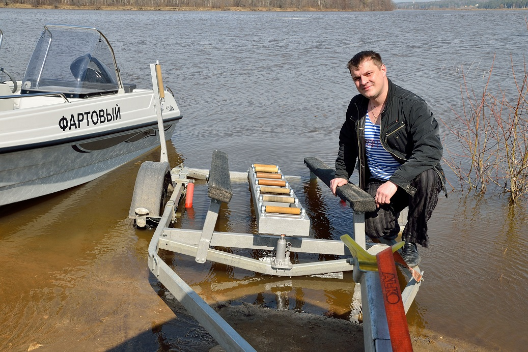 Спуски катеров. Слип для катера. Тележка для спуска лодки на воду. Слип для лодки. Слип для спуска катера.